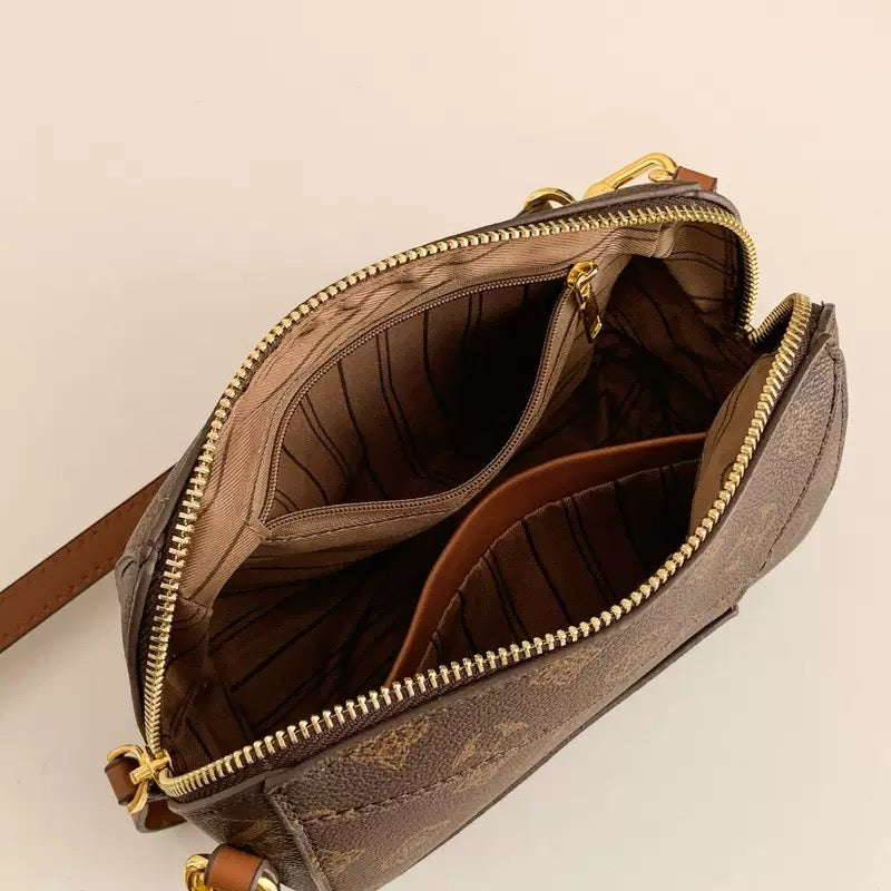 4763Classic crossbody bag