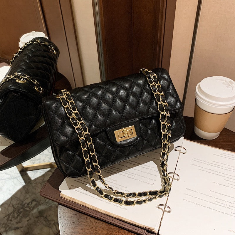 4038 chain strap crossbody bag