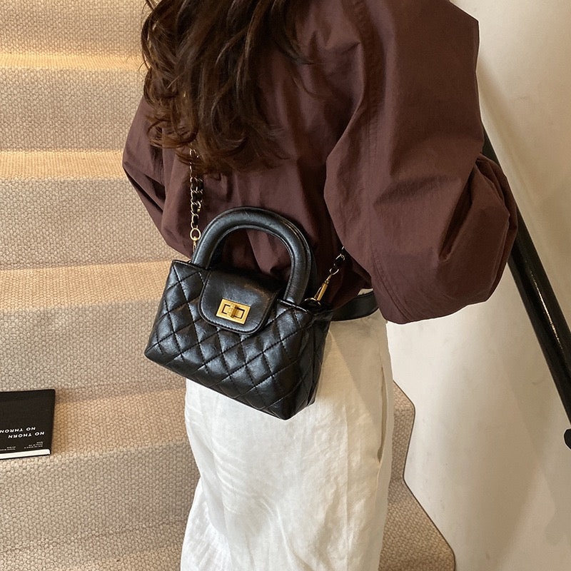 4081 chain strap handbag