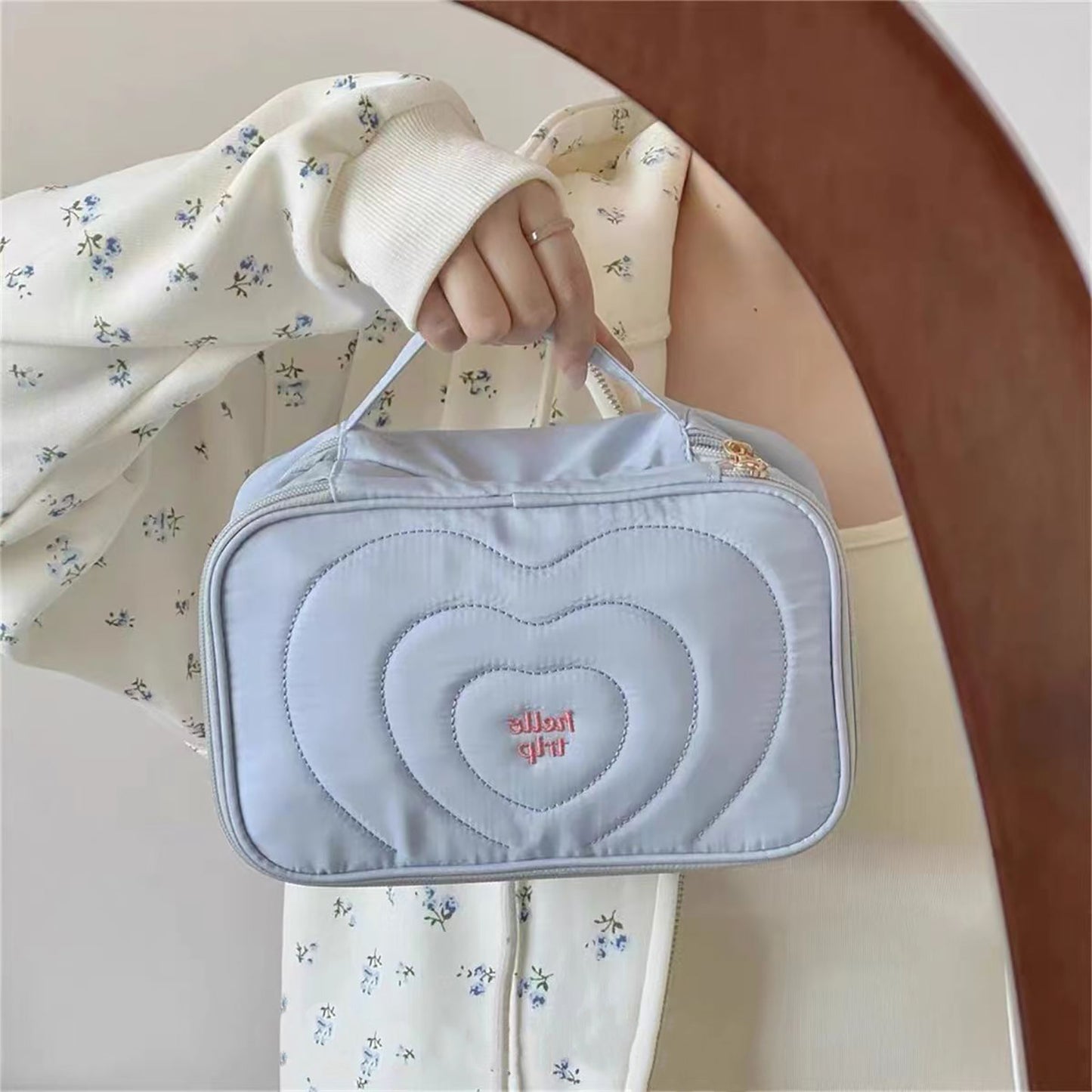 2066 portable toiletry bag