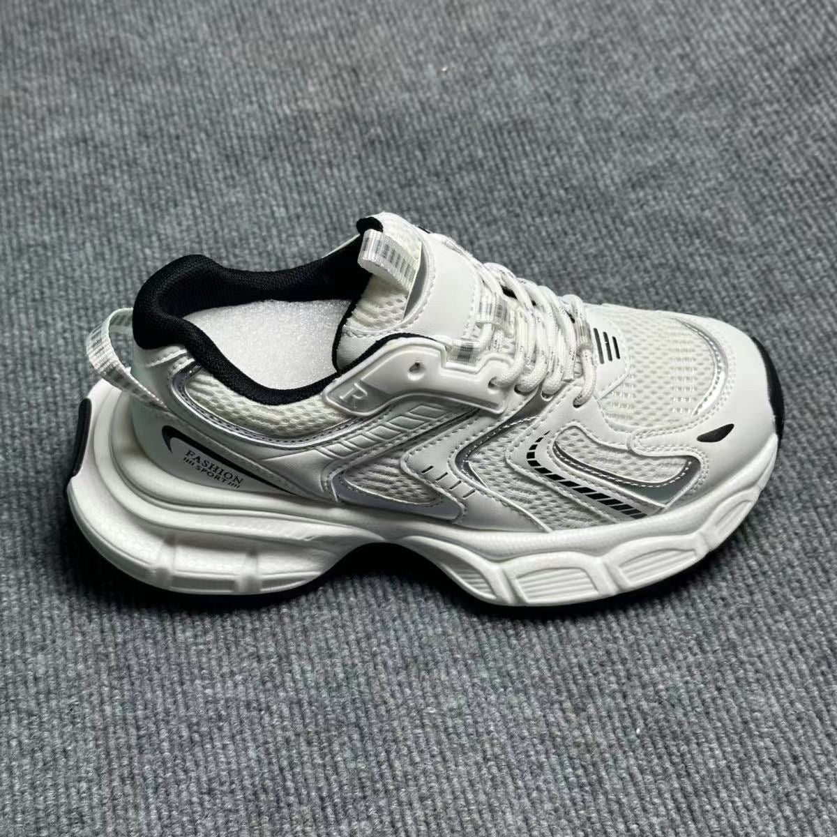 3220 Women's sneakers。