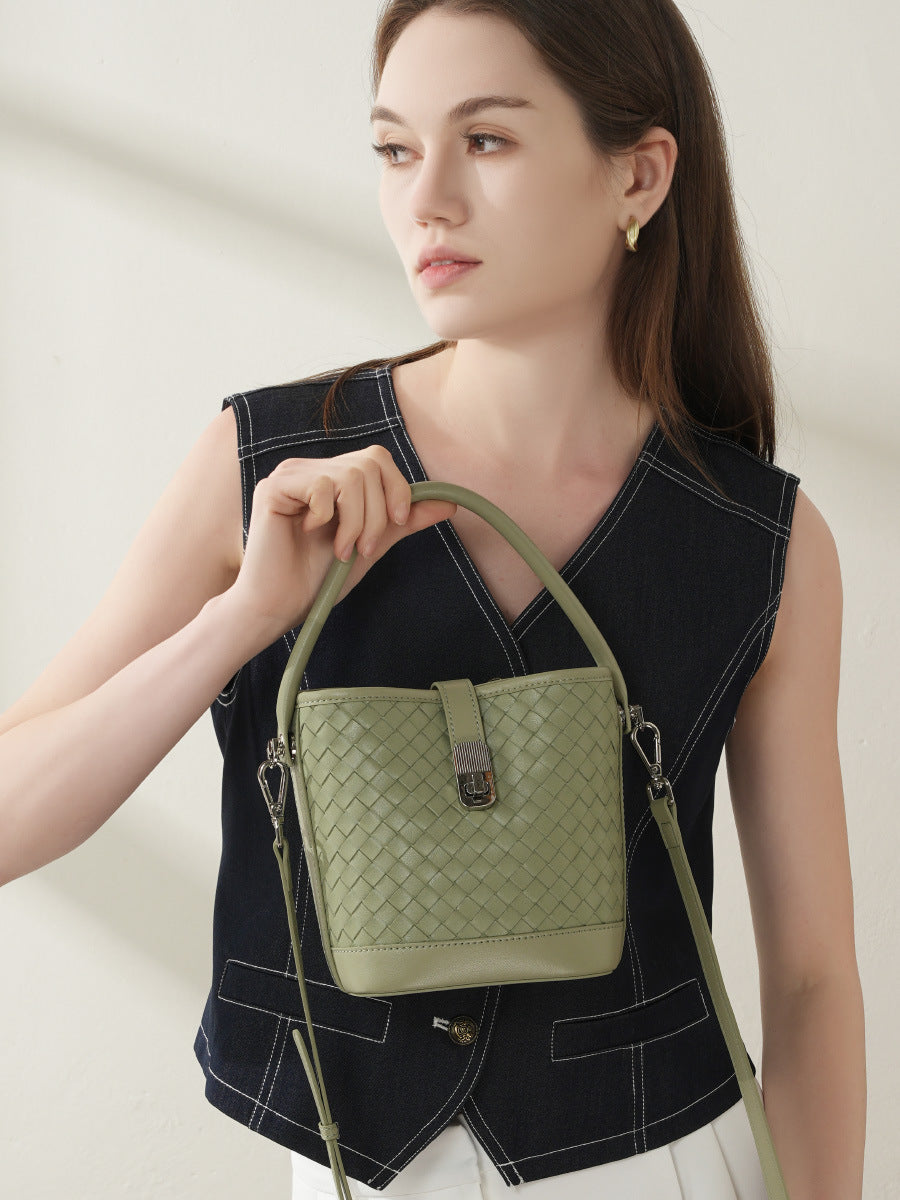 2324 sheepskin woven bucket handbag