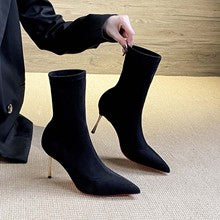 2724 pointed-toe ankle boots