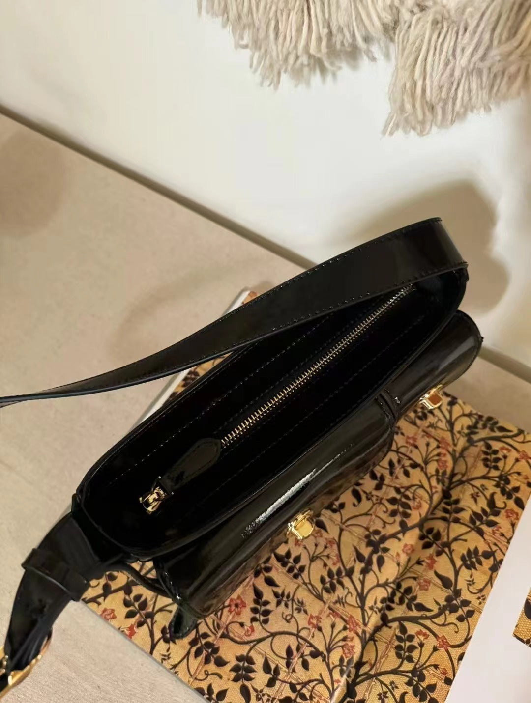 1719 new design patent leather women messenger bag