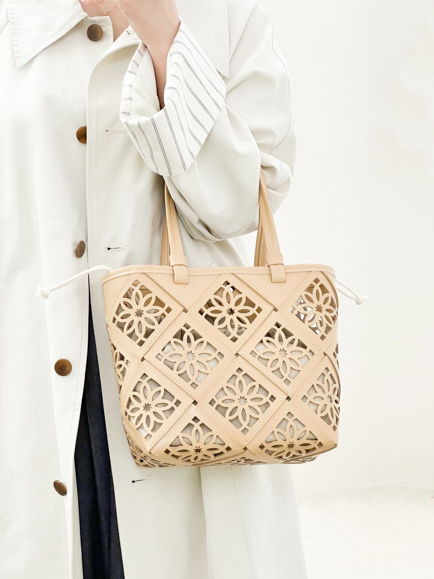 2340 hollowed-out genuine leather handbag