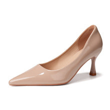 2690 patent leather pointed shoes