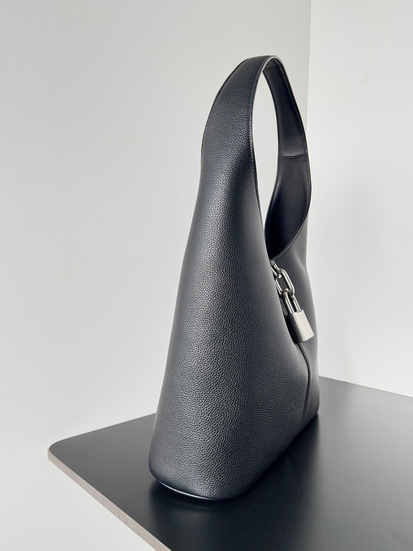 1942 lock handbag