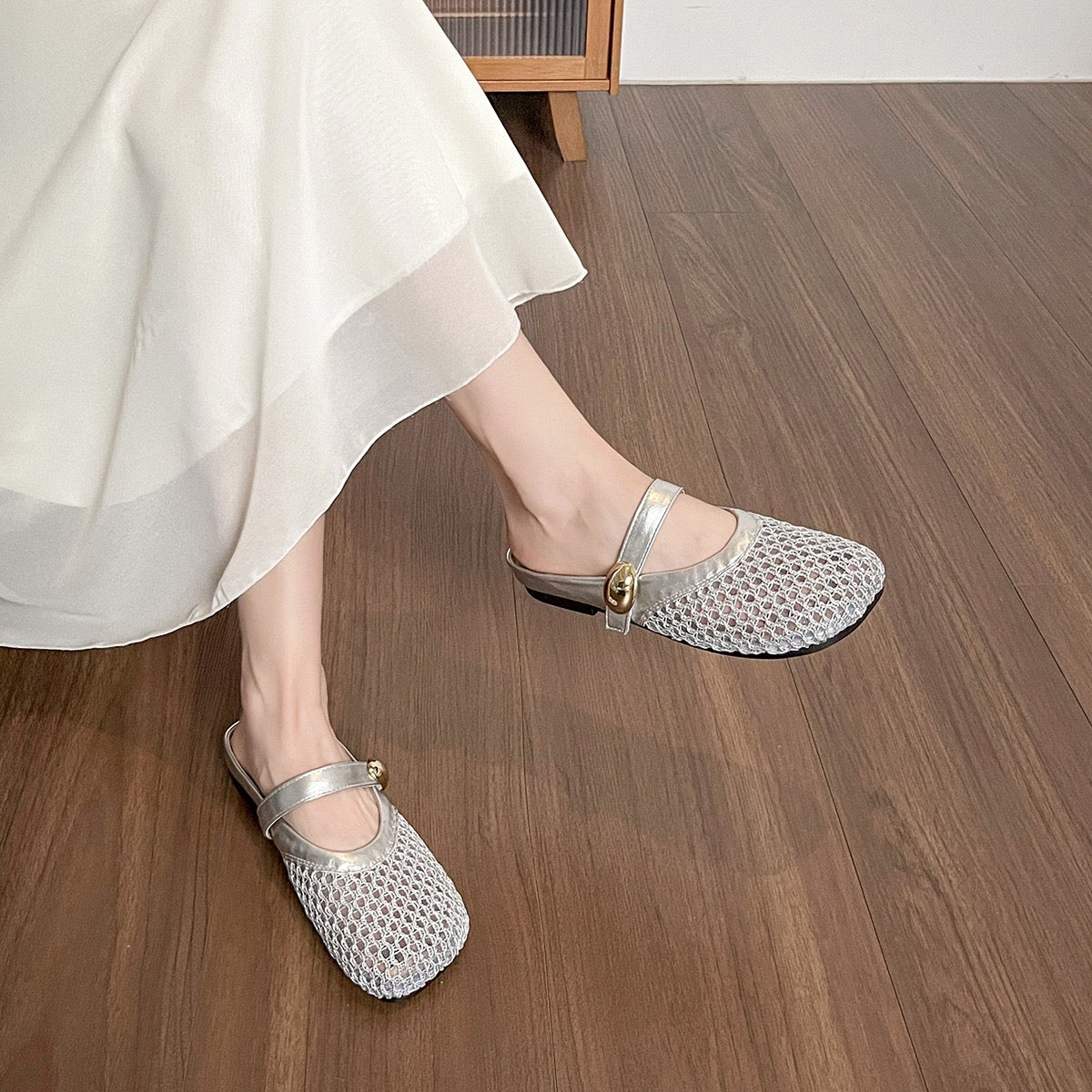 4136 Fashionable Cut-out Flats