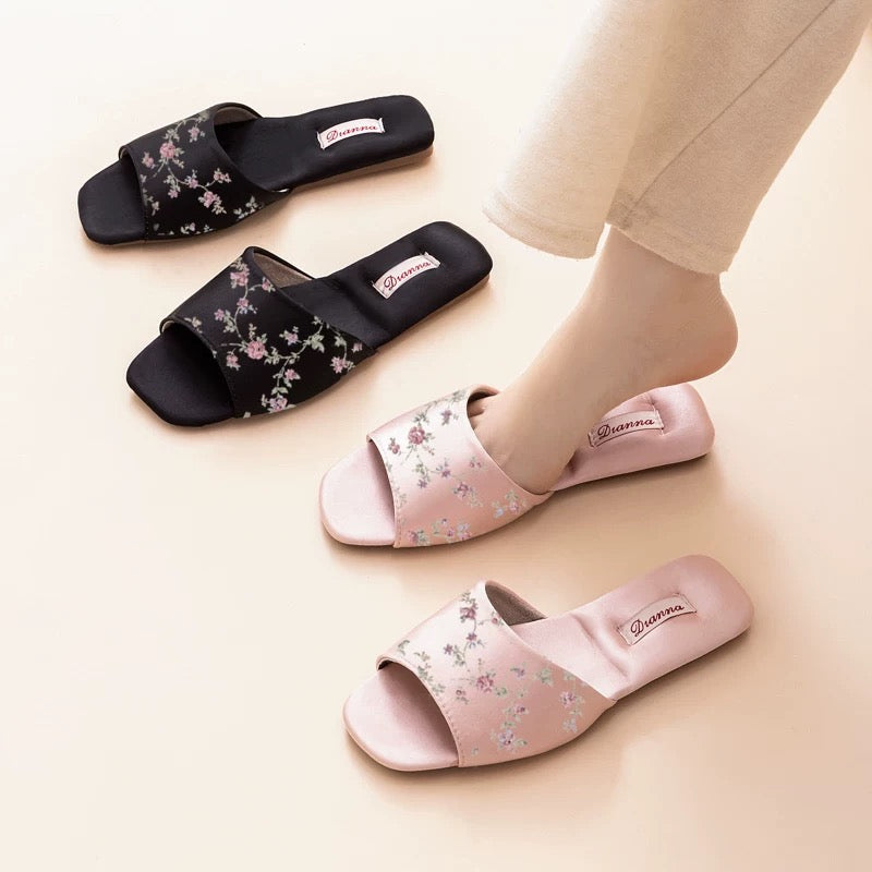 4340 embroidery women slide
