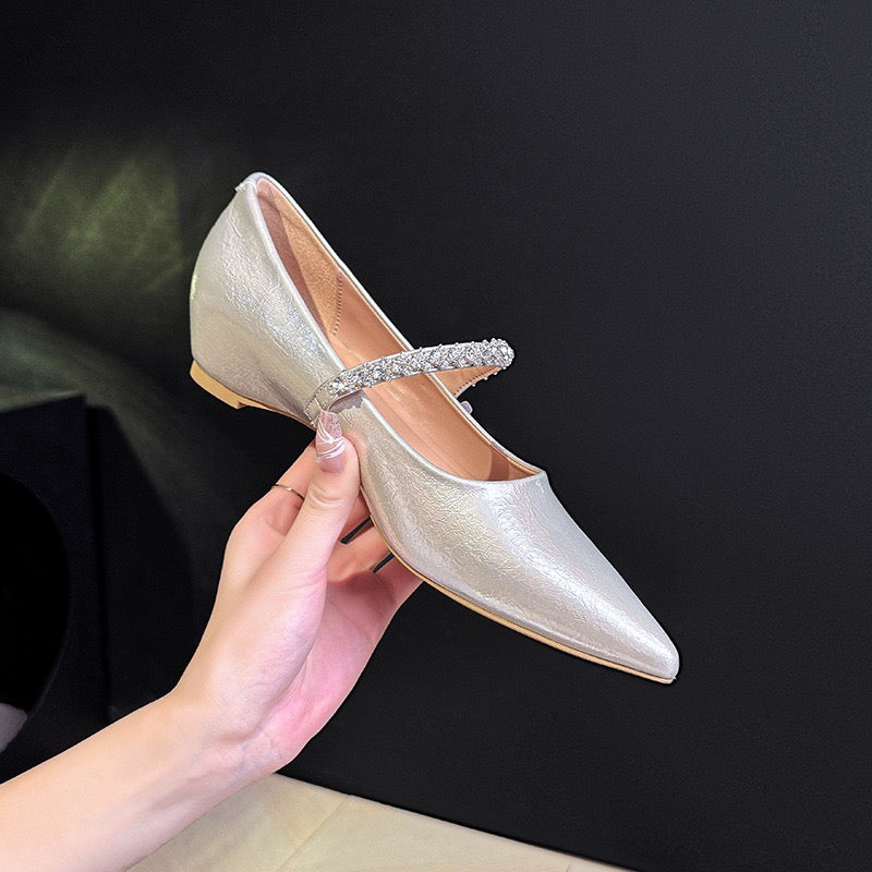 3805 Stylish pointed-toe pumps