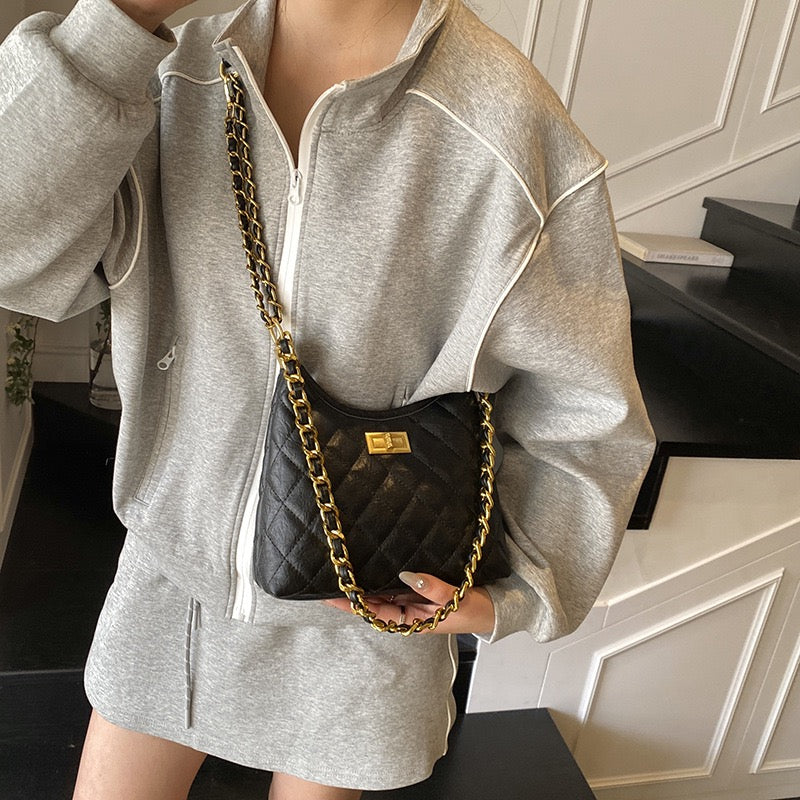 4078 metal chain crossbody bag