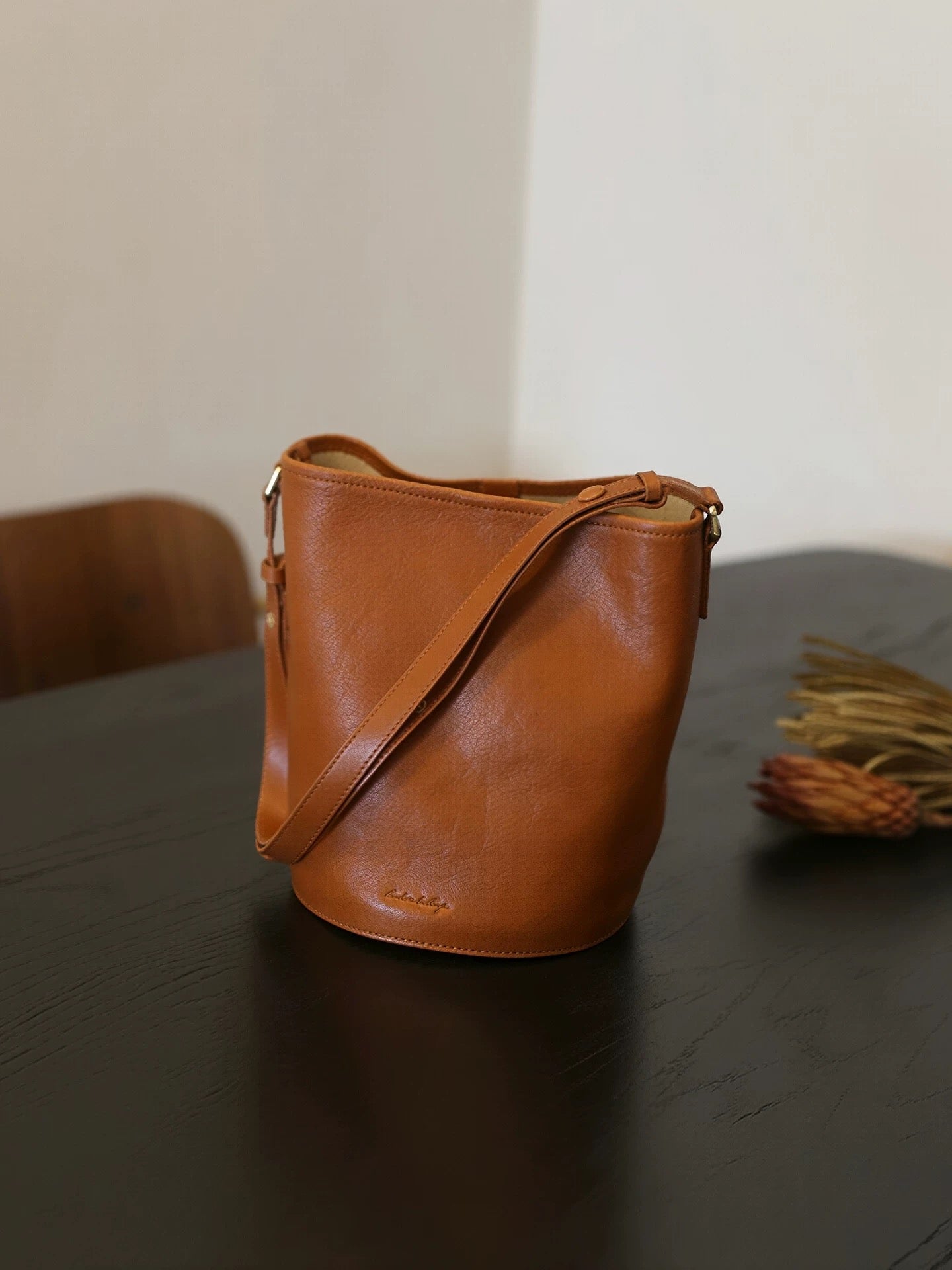 4653 genuine leather bucket bag