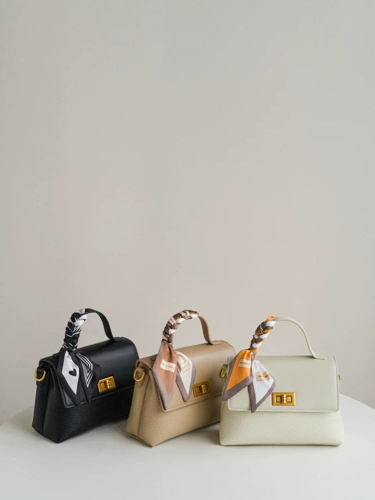 4353 Chain Shoulder Bag