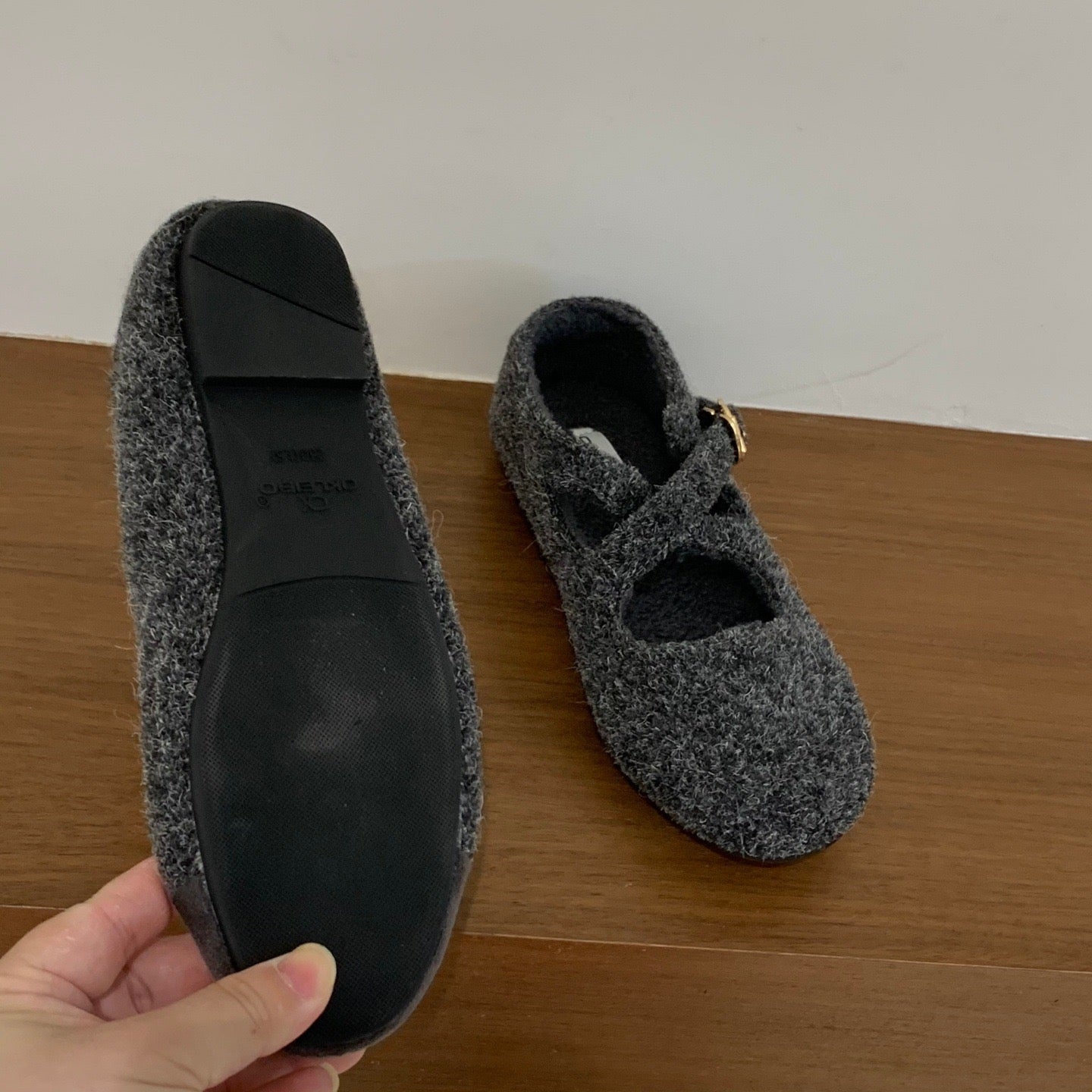 3749 Women‘s Fleece-Lined Flats