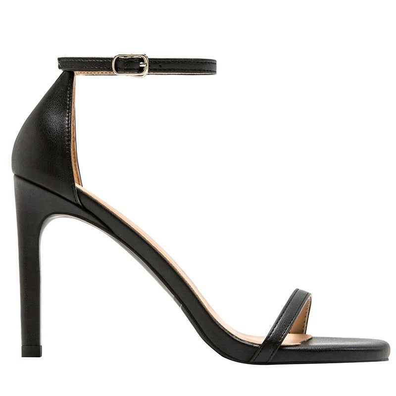 4464 patent leather sandals