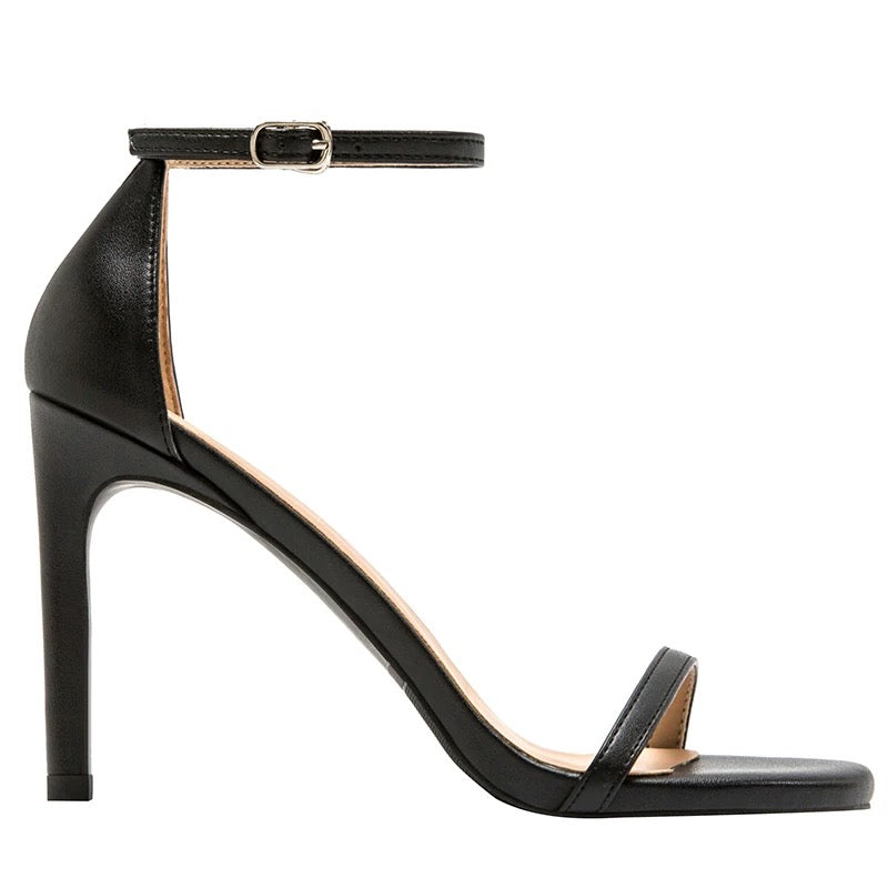 4464 patent leather sandals