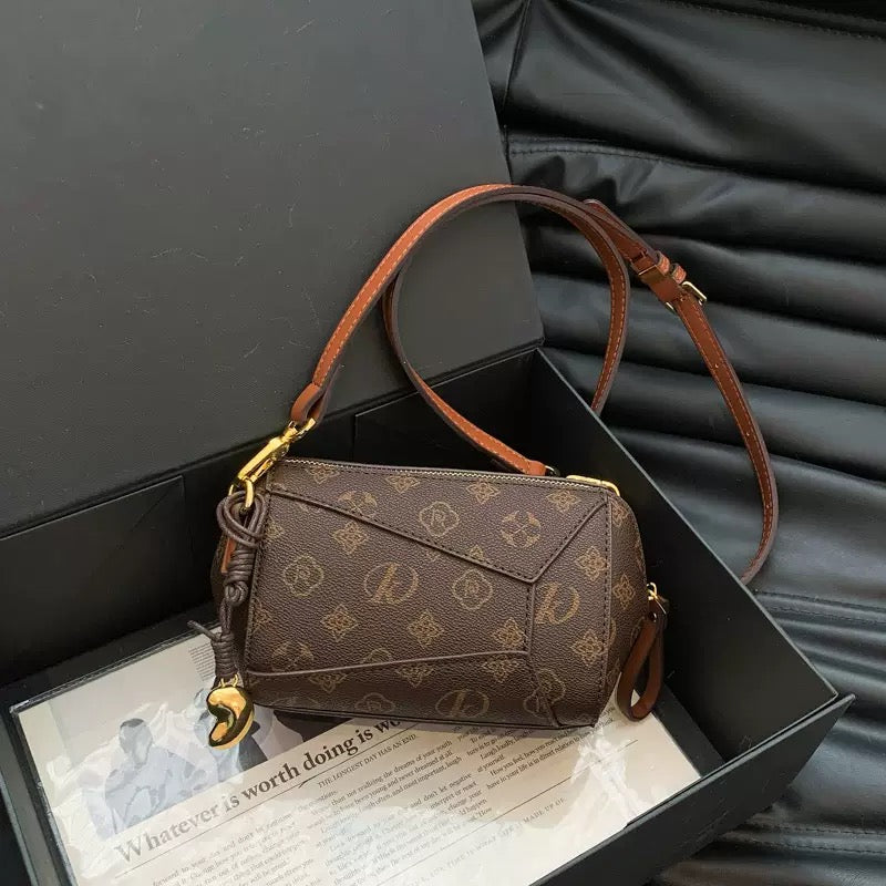 4763Classic crossbody bag
