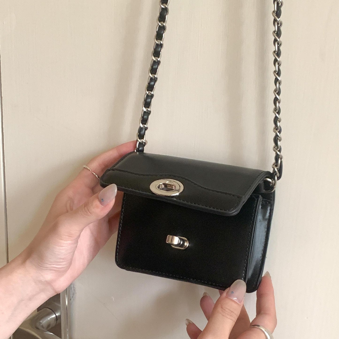 3964 chain strap crossbody bag