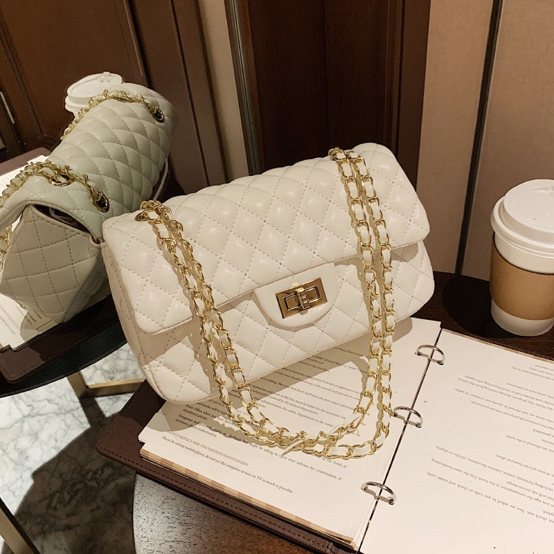 4038 chain strap crossbody bag