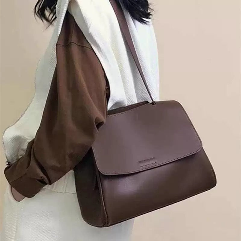 4920Fashionable, high-quality handbags