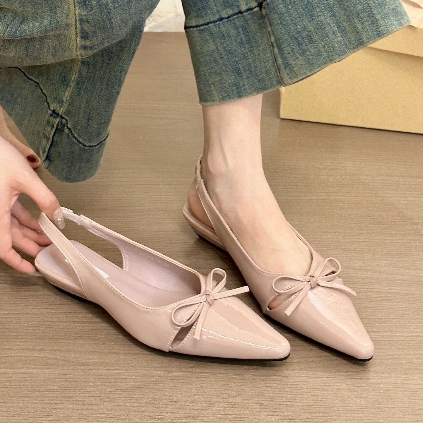 4134 Pointed-Toe Cut-Out Mules