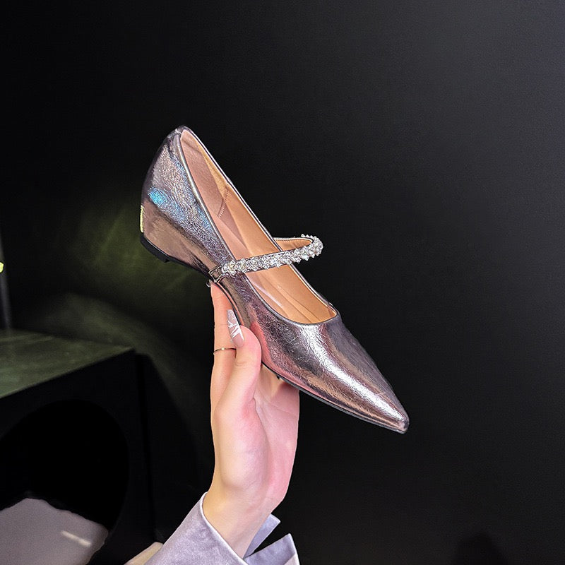 3805 Stylish pointed-toe pumps
