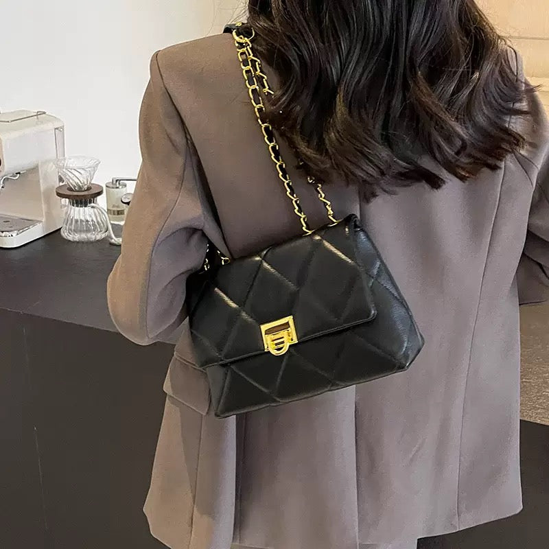 3942 chain strap shoulder bag