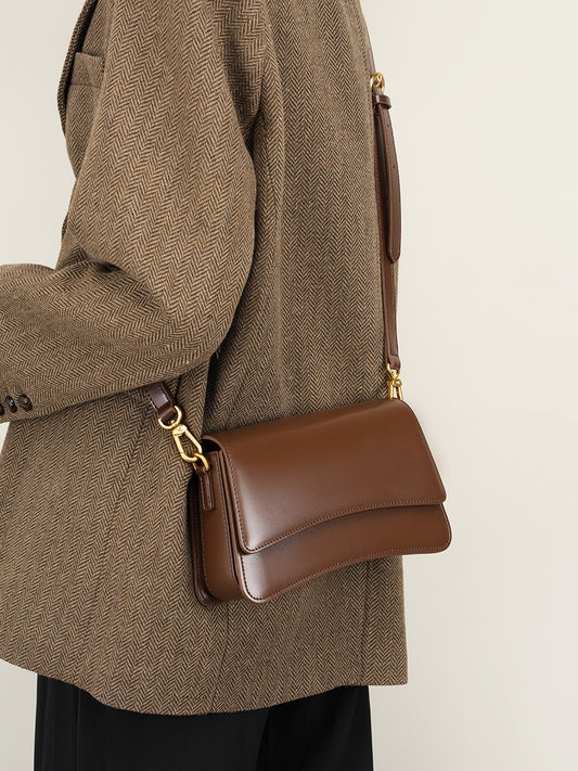 600-1 flap camera crossbody bag