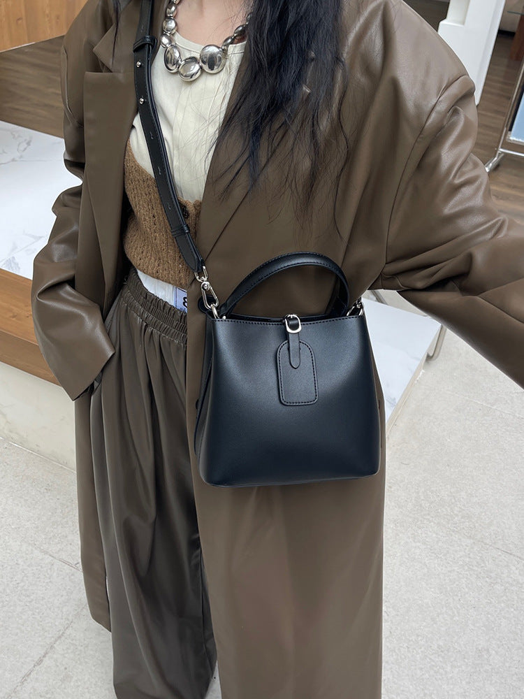 2089 New in cowhide bucket bag
