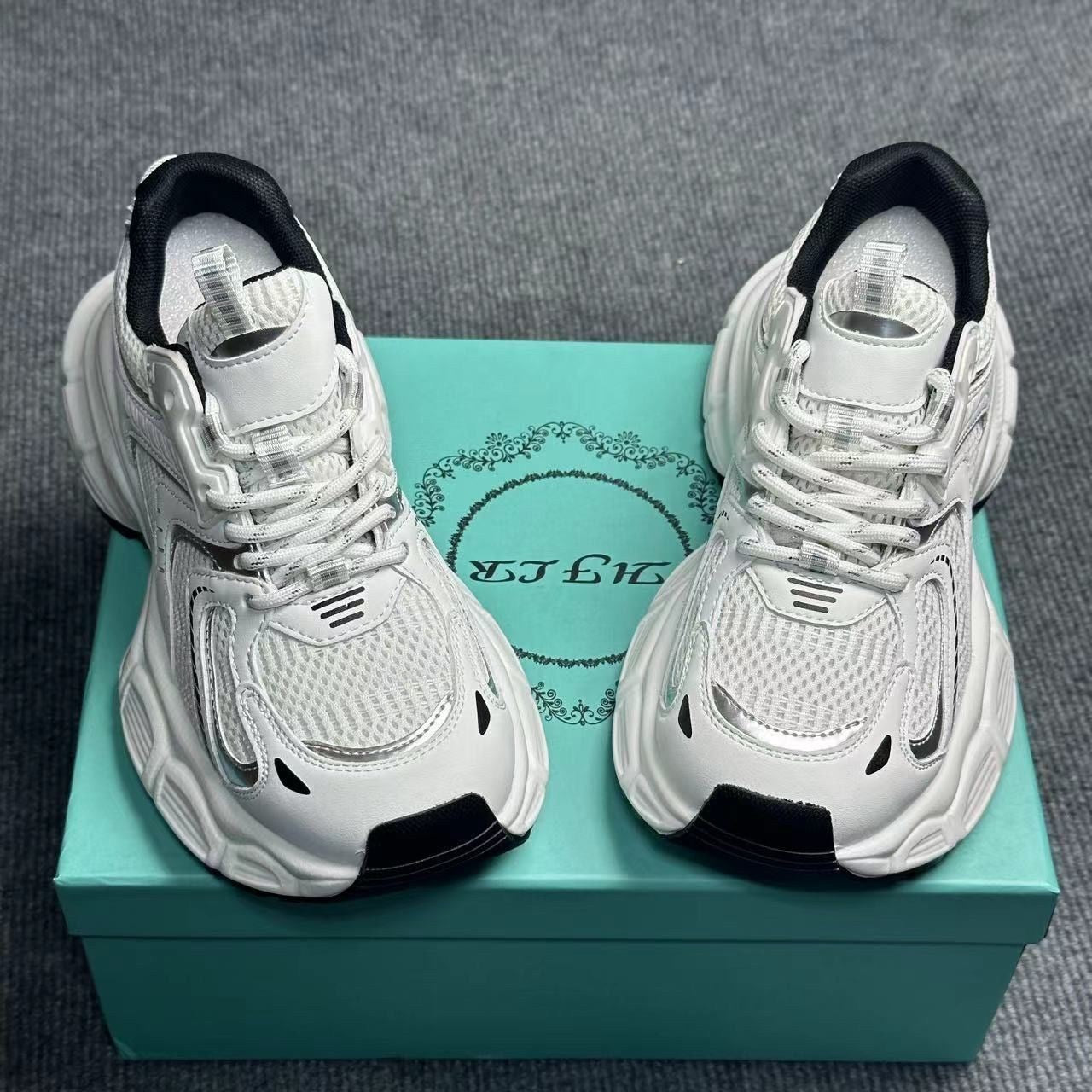 3220 Women's sneakers。