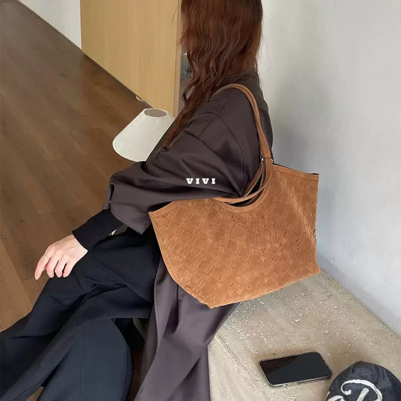 2763 Large woven handbag in suede