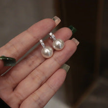 2457 Lovely pearl stud earring