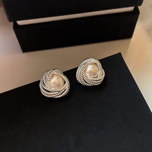 2457 Lovely pearl stud earring