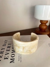 2249 acrylic resin wide bracelet