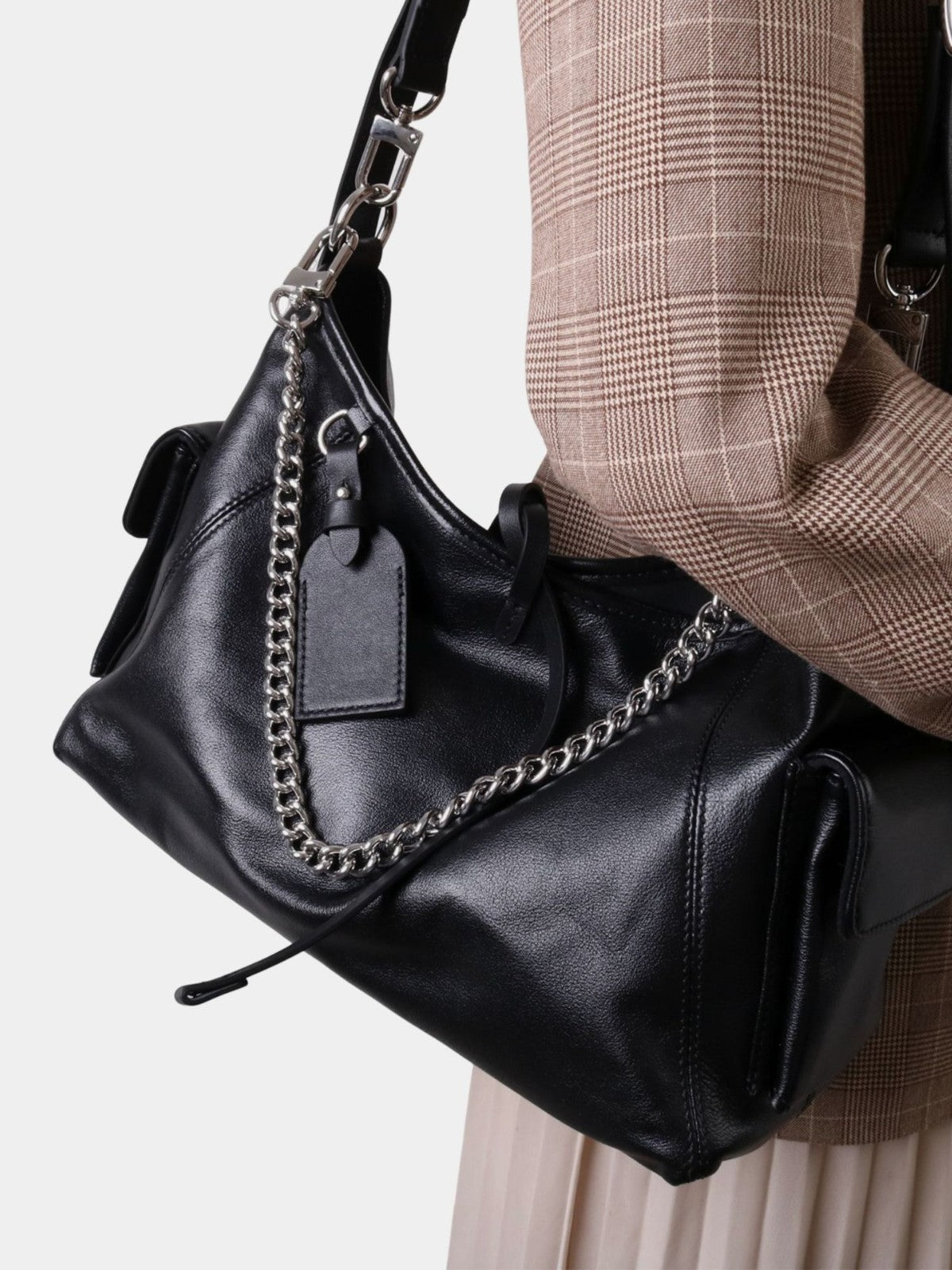 2107 black chain messenger bag