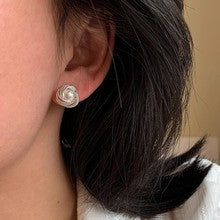 2457 Lovely pearl stud earring