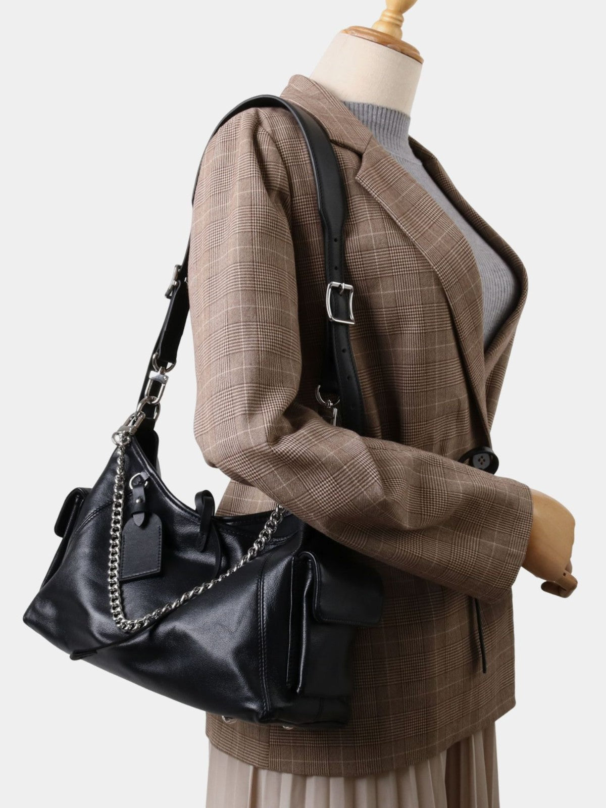 2107 black chain messenger bag
