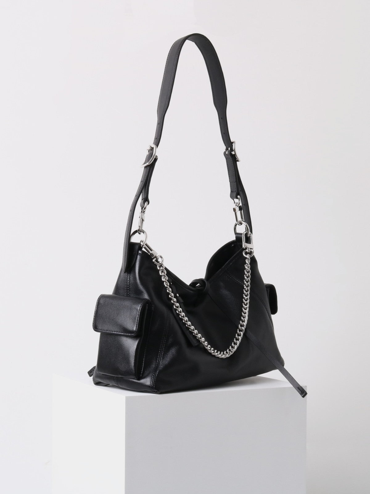 2107 black chain messenger bag